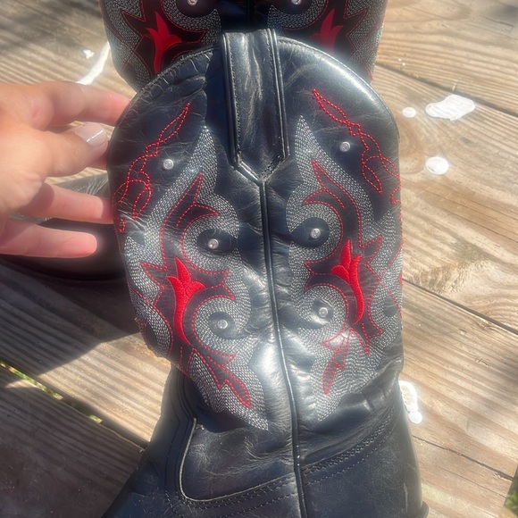 Gypsy rose size 8 cowgirl boots 
Gorgeous red and black with rhinestones - Picture 6 of 17